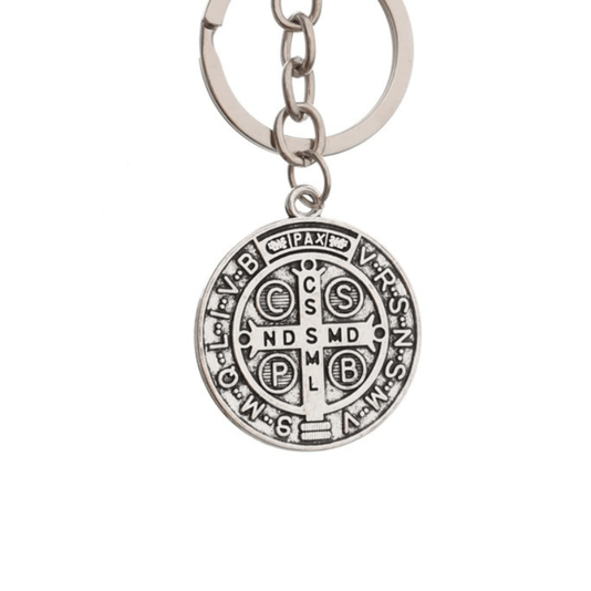 Chaveiro com Medalha de São Bento e Mosquete em Metal - Prata Velha