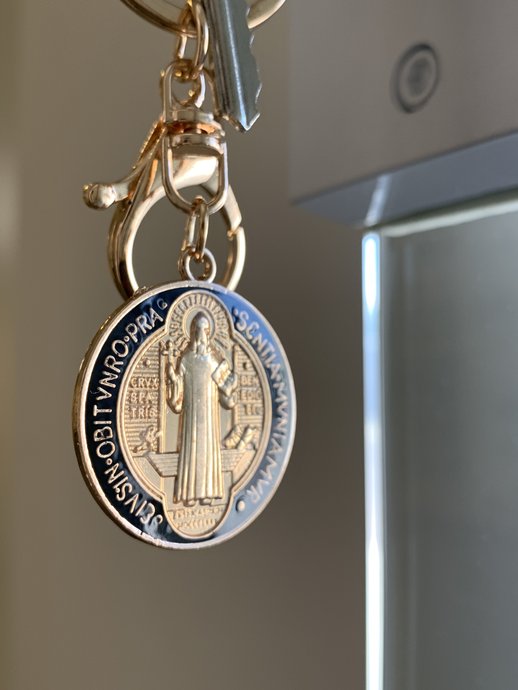 Chaveiro da Medalha de São Bento com Mosquete - Dourado