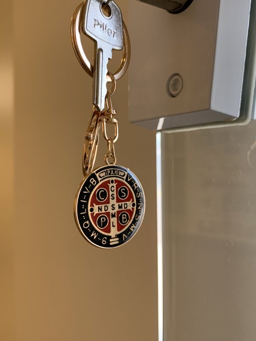 Chaveiro da Medalha de São Bento com Mosquete - Dourado