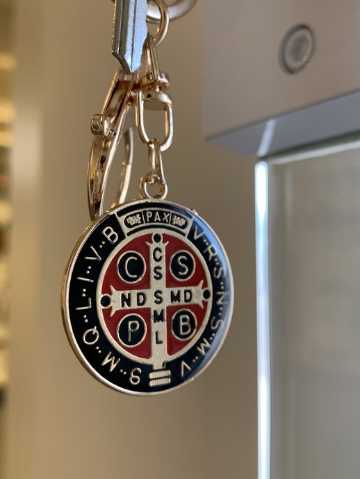 Chaveiro da Medalha de São Bento com Mosquete - Dourado