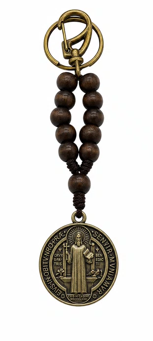 Chaveiro Dezena Medalha de São Bento com Mosquete Madeira Marrom Escuro