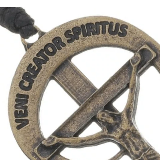 Cordão de Couro com Crucifixo da RCC em Metal - Ouro Velho