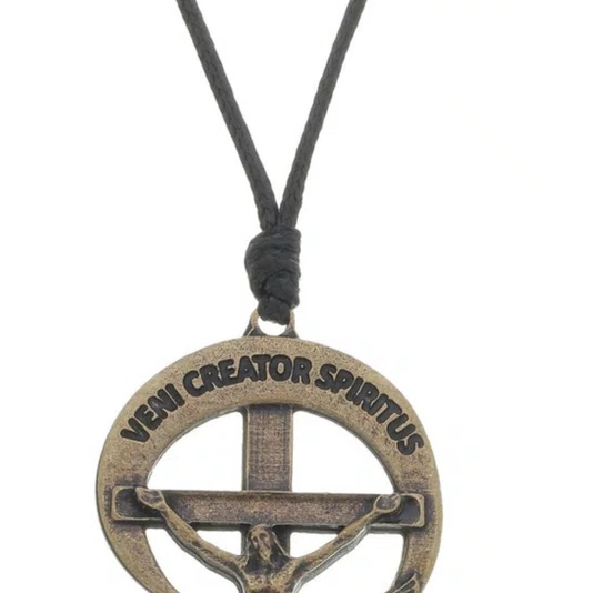 Cordão de Couro com Crucifixo da RCC em Metal - Ouro Velho