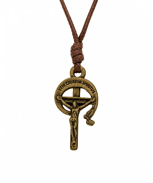 Cordão de Couro Sintético Marrom com Crucifixo da Rcc Ouro Velho Mini