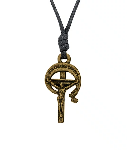 Cordão de Couro Sintético Preto com Crucifixo da Rcc Ouro Velho Mini