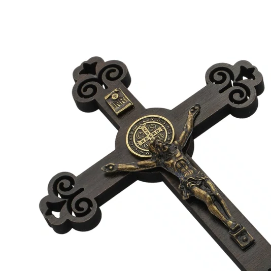 Crucifixo de Parede em Mdf Vazado com Detalhes de Metal - 13cm