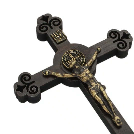 Crucifixo de Parede em Mdf Vazado com Detalhes de Metal - 9cm
