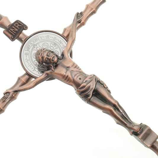 Crucifixo de São Bento em metal trabalhado - cobre 21cm
