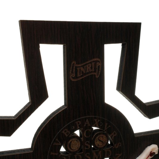 Crucifixo com Medalha de São Bento Gravada a Laser e Cristo em Resina 28cm