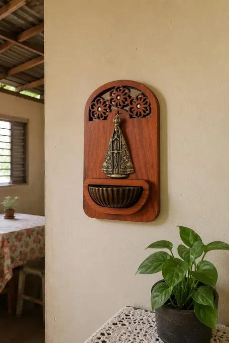 Pia para Água Benta de Parede Nossa Senhora Aparecida em Madeira e Metal Ouro Velho