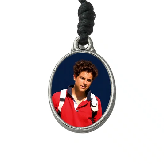 Pulseira São Carlo Acutis de Cristal Preto com Cruz e Medalha Resinada - 8mm