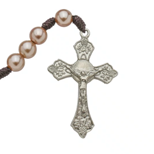 Terço com Folheto de Nossa Senhora de Guadalupe - Pérola Rosegold Abs 8mm