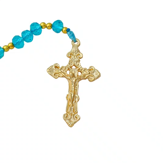 Terço de Cristal Azul Entremeio Dourado Nossa Senhora de Lourdes