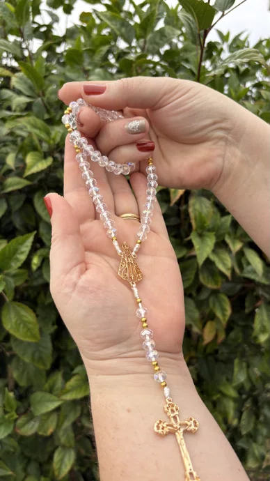 Terço de Cristal Nossa Senhora Aparecida Dourado Vazado Transparente