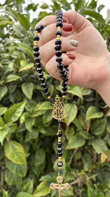 Terço de Cristal Nossa Senhora Aparecida Dourado Vazado Preto