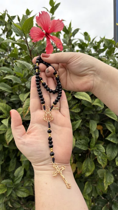 Terço de Cristal Nossa Senhora Aparecida Dourado Vazado Preto