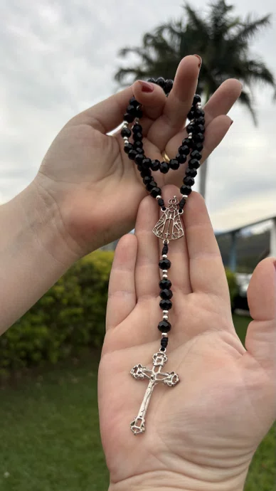 Terço de Cristal Nossa Senhora Aparecida Niquel Vazado Preto