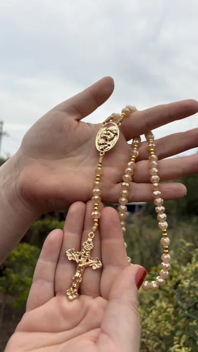 Terço de Cristal Sagrada Família Dourado Doce de Leite