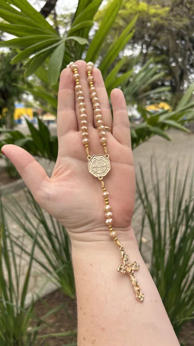 Terço de Cristal São Bento Dourado Doce de Leite