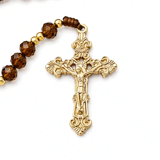 Terço de Cristal São Bento Dourado Marrom