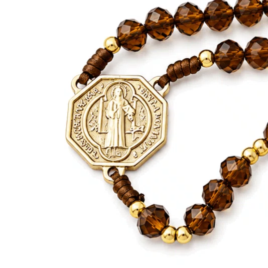 Terço de Cristal São Bento Dourado Marrom
