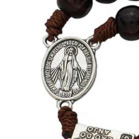Terço de Nossa Senhora Das Graças da Contemplação Dos Mistérios Entremeio Metal e Contas Madeira Marrom Escuro 10mm
