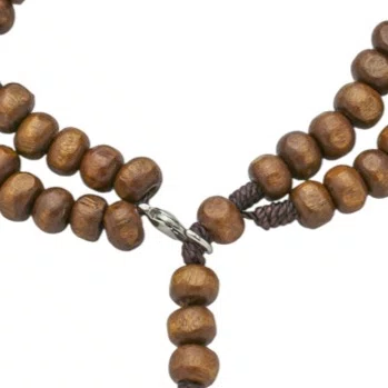 Terço de Pulso Masculino com Entremeio de São Bento Prata e Medalha Na Ponta em Madeira Marrom Claro 6mm