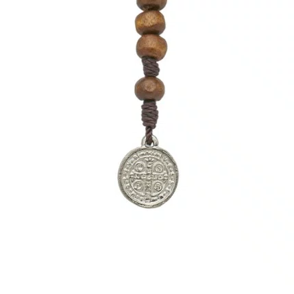 Terço de Pulso Masculino com Entremeio de São Bento Prata e Medalha Na Ponta em Madeira Marrom Claro 6mm