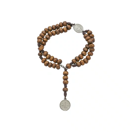 Terço de Pulso Masculino com Entremeio de São Bento Prata e Medalha Na Ponta em Madeira Marrom Claro 6mm
