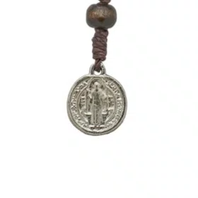 Terço de Pulso Masculino com Entremeio de São Bento Prata e Medalha Na Ponta em Madeira Marrom Escuro 6mm