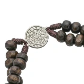 Terço de Pulso Masculino com Entremeio de São Bento Prata e Medalha Na Ponta em Madeira Marrom Escuro 6mm