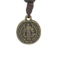 Terço de Pulso Masculino com Medalha de São Bento Na Ponta em Madeira Marfim 6mm