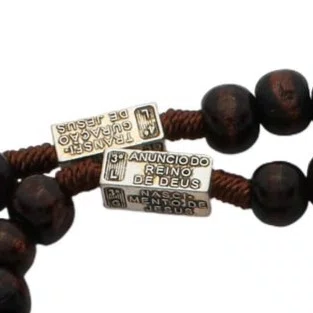 Terço de São Bento da Contemplação Dos Mistérios Entremeio Metal e Contas Madeira Marrom Escuro 10mm