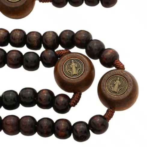 Terço Intercessor de São Bento Pai Nosso 20mm e Contas Madeira Marrom Escuro 10mm