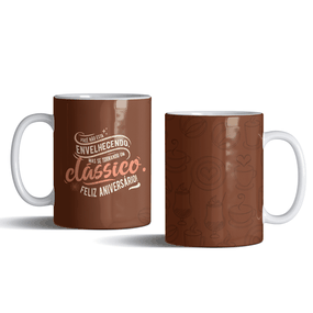 Caneca de Aniversário - "Se Tornando um Clássico" - em Porcelana