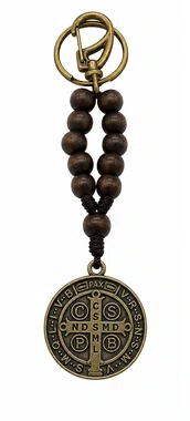 Chaveiro Dezena Medalha de São Bento com Mosquete Madeira Marrom Escuro