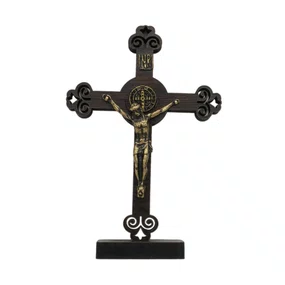 Crucifixo de Mesa em Mdf Vazado com Detalhes de Metal - 9cm