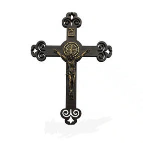 Crucifixo de Parede em Mdf Vazado com Detalhes de Metal - 13cm