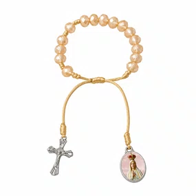 Pulseira  Nossa Senhora de Fátima de Cristal Doce de Leite com Cruz e Medalha Resinada - 8mm