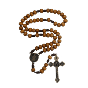 Terço com Medalha de São Bento e Contas em Madeira - Marrom Claro