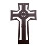 Crucifixo de parede com medalha de São Bento gravada a laser e Cristo em resina - 28cm